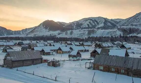 夏雨来去匆匆：一场骤雨中的城市变奏与心灵涤荡